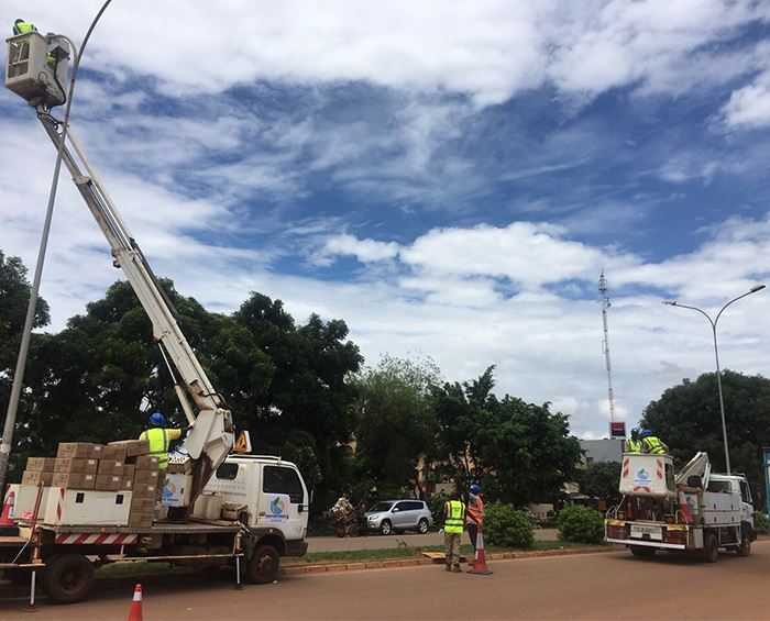 Amataala g’oku nguudo aga LED tegajja kuleeta bucaafu bwa butonde左蓉-宣盟-7组